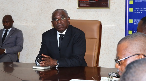 Le ministre interimaire francois ndong obiang echange avec l’administration centrale