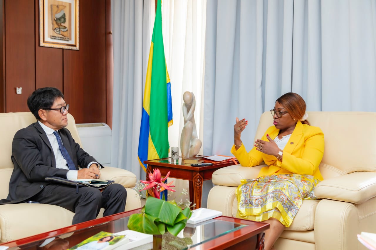 Coopération Gabon – Japon : Madame Laurence Ndong reçoit l’Ambassadeur du Japon