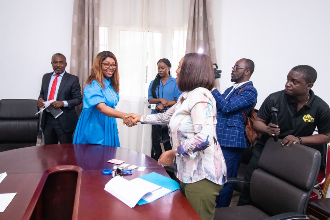 Élections professionnelles : Madame le Ministre Laurence Ndong constate un déroulement satisfaisant du scrutin
