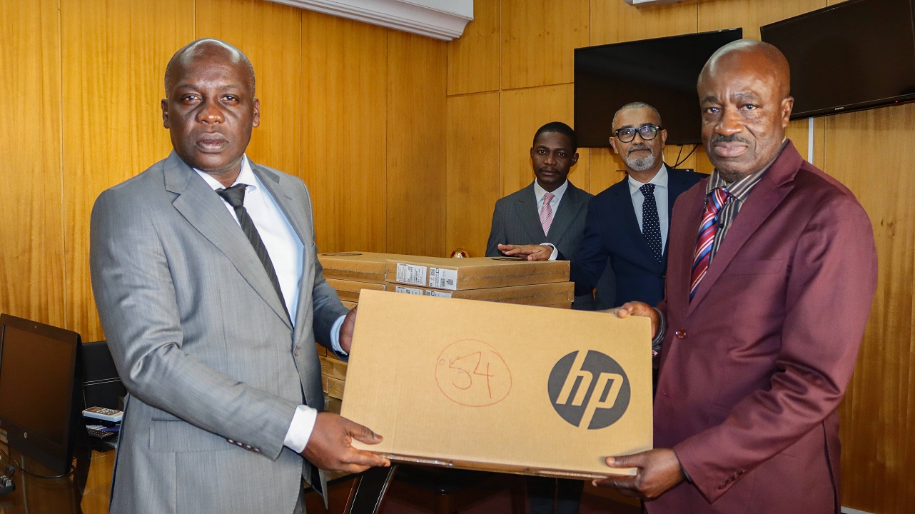 Cérémonie de remise de matériel informatique