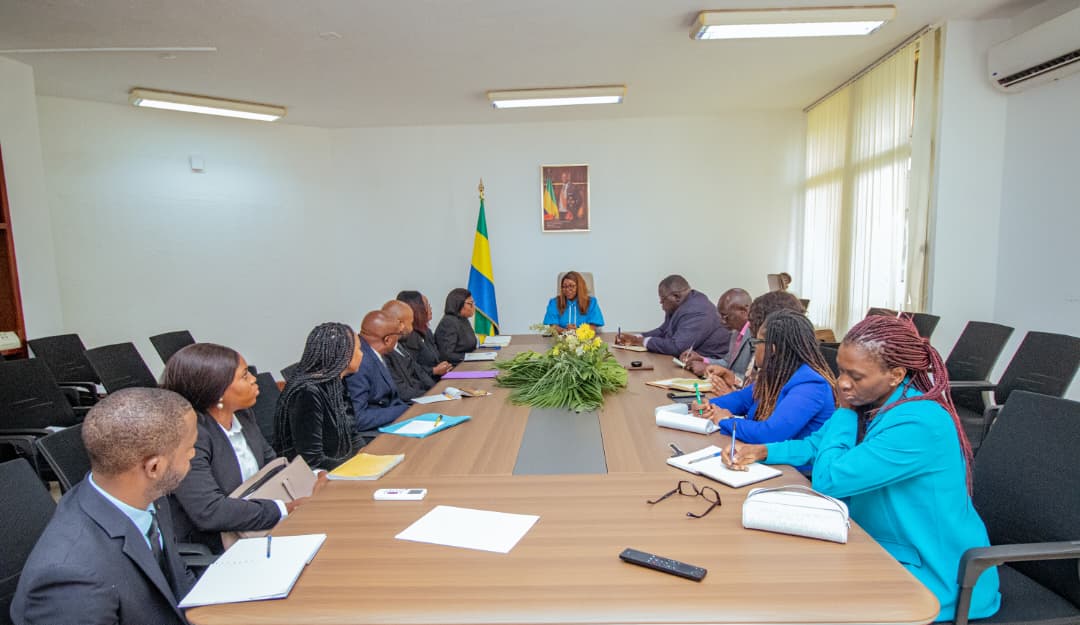 Madame Laurence Ndong échange avec les élèves administrateurs de l’ENA en stage au Ministère de la Fonction Publique
